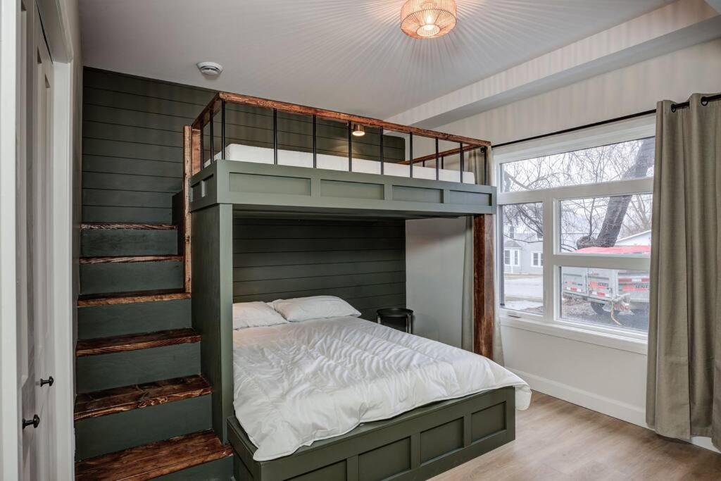 Chic Suite By Westlynn Little Current Экстерьер фото
